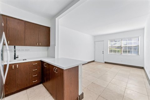 Снять в аренду квартиру в Майами, Флорида 1 спальня, 49.89м2, № 2043653 - фото 7