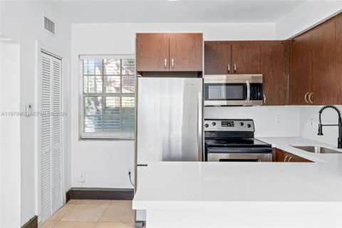 Снять в аренду квартиру в Майами, Флорида 1 спальня, 49.89м2, № 2043653 - фото 4