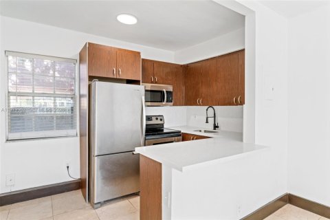 Снять в аренду квартиру в Майами, Флорида 1 спальня, 49.89м2, № 2043653 - фото 5