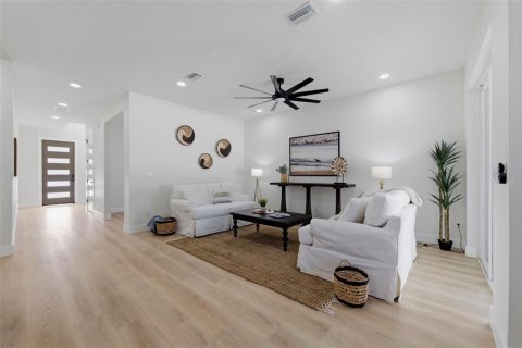 Casa en venta en Tampa, Florida, 5 dormitorios, 278.8 m2 № 2213977 - foto 24
