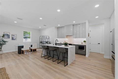 Casa en venta en Tampa, Florida, 5 dormitorios, 278.8 m2 № 2213977 - foto 12