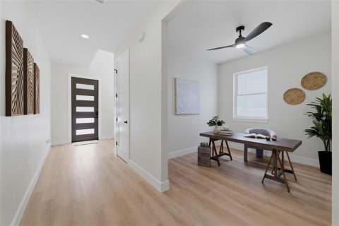 Casa en venta en Tampa, Florida, 5 dormitorios, 278.8 m2 № 2213977 - foto 9