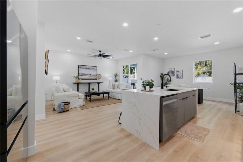 Casa en venta en Tampa, Florida, 5 dormitorios, 278.8 m2 № 2213977 - foto 18