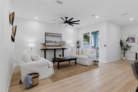 Casa en venta en Tampa, Florida, 5 dormitorios, 278.8 m2 № 2213977 - foto 22