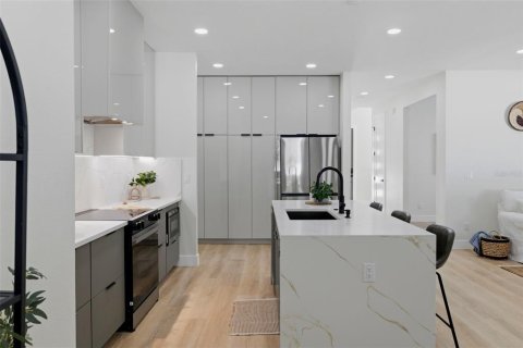 Casa en venta en Tampa, Florida, 5 dormitorios, 278.8 m2 № 2213977 - foto 16