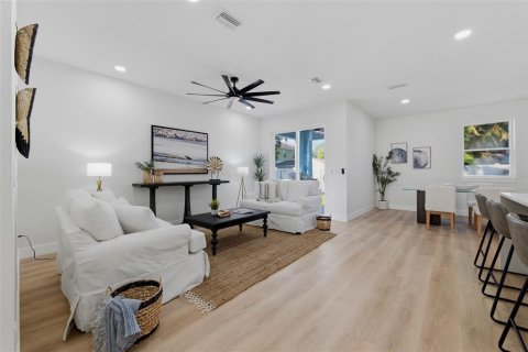 Casa en venta en Tampa, Florida, 5 dormitorios, 278.8 m2 № 2213977 - foto 21
