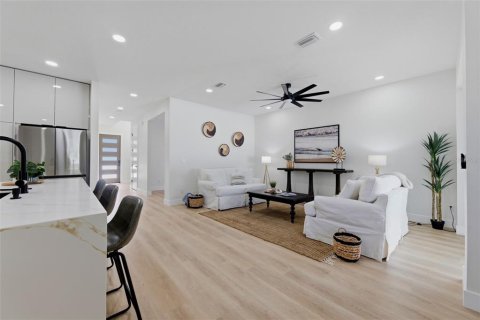 Casa en venta en Tampa, Florida, 5 dormitorios, 278.8 m2 № 2213977 - foto 23