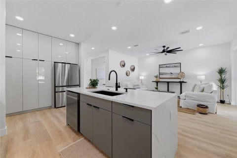 Casa en venta en Tampa, Florida, 5 dormitorios, 278.8 m2 № 2213977 - foto 20