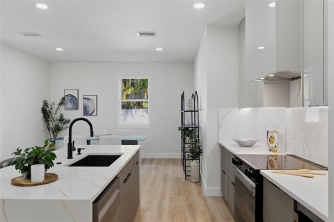 Casa en venta en Tampa, Florida, 5 dormitorios, 278.8 m2 № 2213977 - foto 19