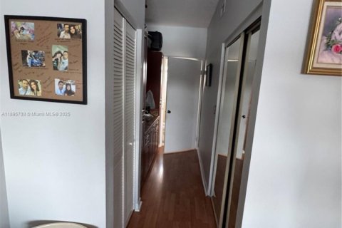 Townhouse in Hialeah, Florida 3 bedrooms, 136.94 sq.m. № 1949999 - photo 9