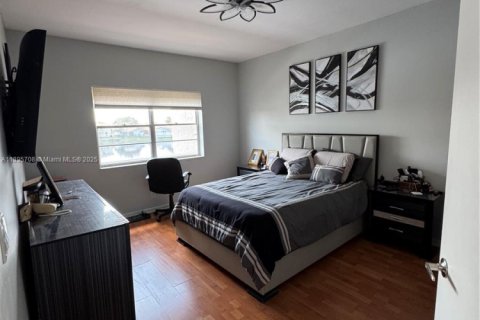 Townhouse in Hialeah, Florida 3 bedrooms, 136.94 sq.m. № 1949999 - photo 8