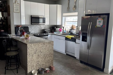 Townhouse in Hialeah, Florida 3 bedrooms, 136.94 sq.m. № 1949999 - photo 3