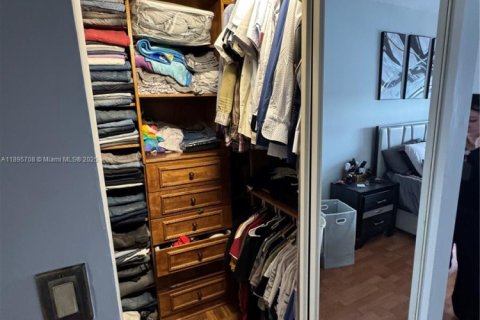 Townhouse in Hialeah, Florida 3 bedrooms, 136.94 sq.m. № 1949999 - photo 7