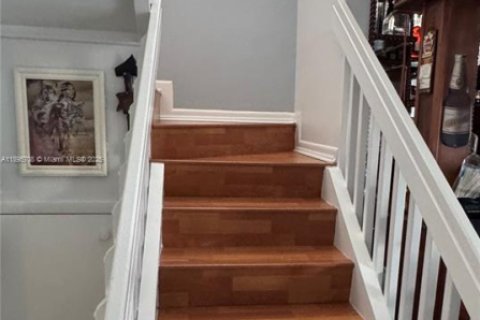 Townhouse in Hialeah, Florida 3 bedrooms, 136.94 sq.m. № 1949999 - photo 6