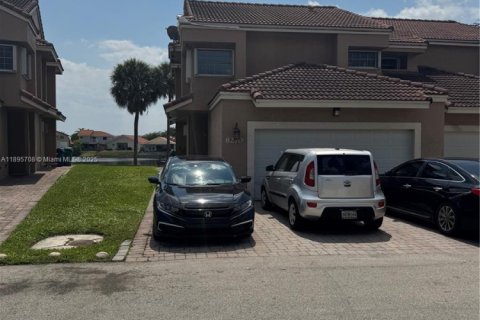 Townhouse in Hialeah, Florida 3 bedrooms, 136.94 sq.m. № 1949999 - photo 1