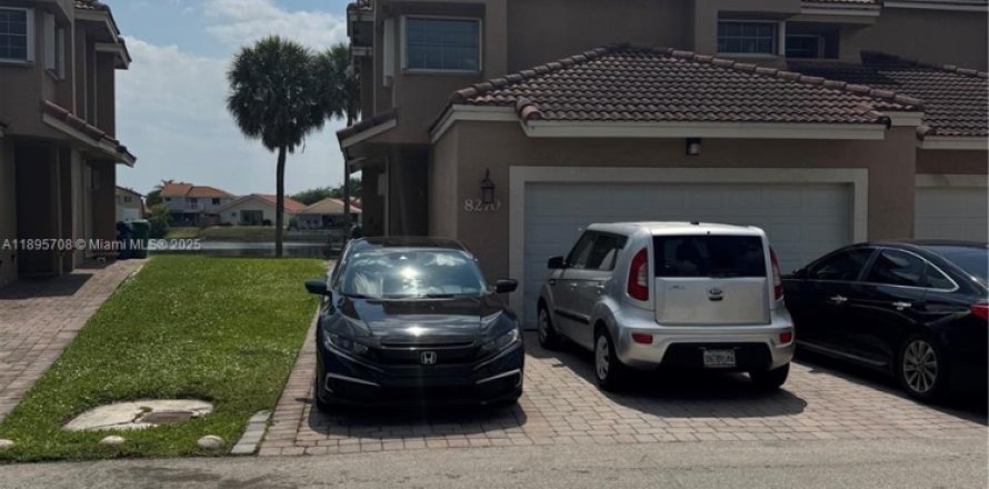 Townhouse in Hialeah, Florida 3 bedrooms, 136.94 sq.m. № 1949999