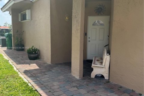 Townhouse in Hialeah, Florida 3 bedrooms, 136.94 sq.m. № 1949999 - photo 2