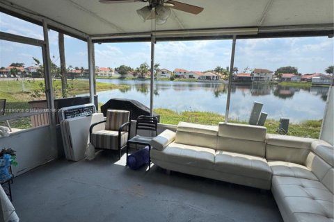 Townhouse in Hialeah, Florida 3 bedrooms, 136.94 sq.m. № 1949999 - photo 4