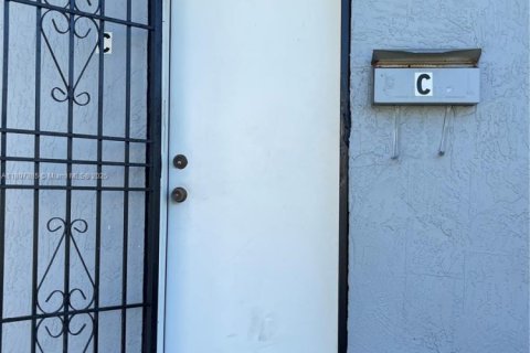 Casa en alquiler en Miami, Florida, 1 dormitorio, 184.97 m2 № 1869991 - foto 1