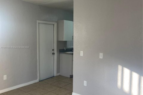 Casa en alquiler en Miami, Florida, 1 dormitorio, 184.97 m2 № 1869991 - foto 4