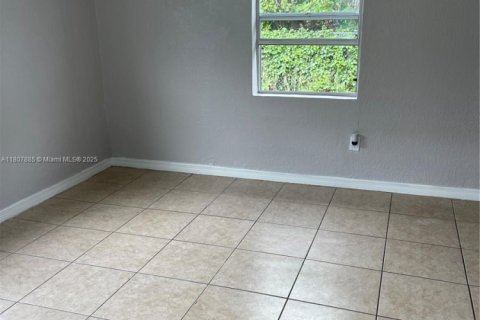 Casa en alquiler en Miami, Florida, 1 dormitorio, 184.97 m2 № 1869991 - foto 3