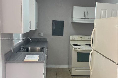 Casa en alquiler en Miami, Florida, 1 dormitorio, 184.97 m2 № 1869991 - foto 5