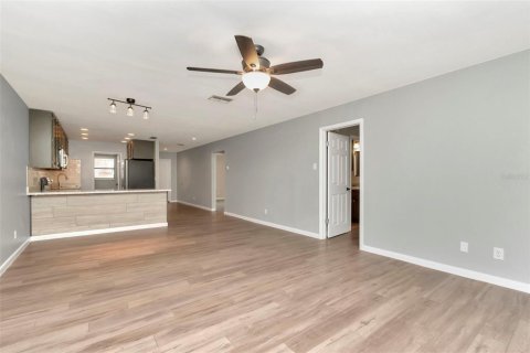 Condo in Palm Harbor, Florida, 2 bedrooms  № 1687118 - photo 12