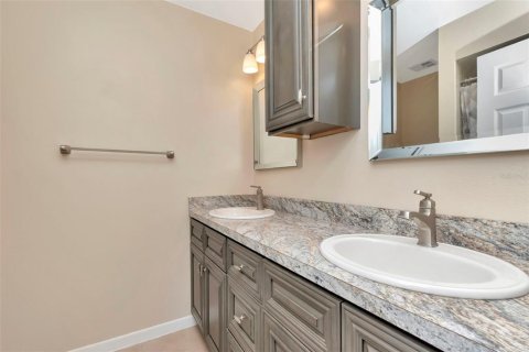 Condo in Palm Harbor, Florida, 2 bedrooms  № 1687118 - photo 17