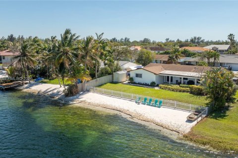 House in Cutler Bay, Florida 3 bedrooms, 154.22 sq.m. № 2032843 - photo 18