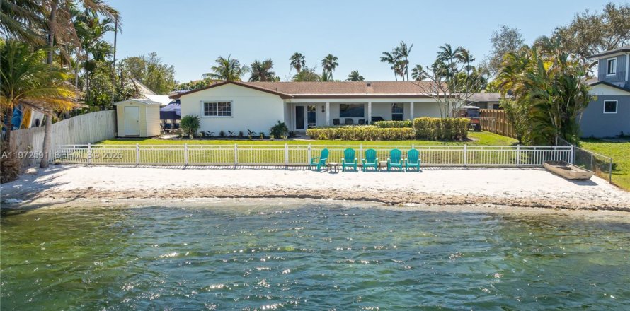 House in Cutler Bay, Florida 3 bedrooms, 154.22 sq.m. № 2032843