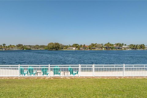 House in Cutler Bay, Florida 3 bedrooms, 154.22 sq.m. № 2032843 - photo 20