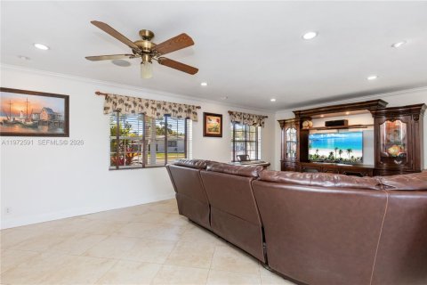 House in Cutler Bay, Florida 3 bedrooms, 154.22 sq.m. № 2032843 - photo 11