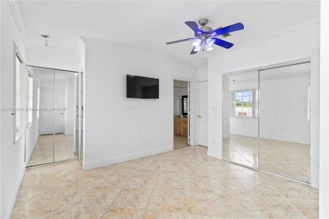 Casa en venta en Miami, Florida, 6 dormitorios, 738.85 m2 № 1863278 - foto 25