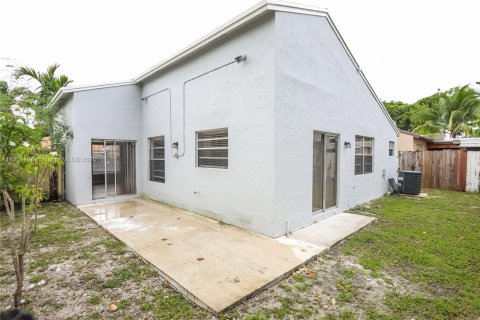 Villa ou maison à louer à Hialeah, Floride: 3 chambres, 132.39 m2 № 1965156 - photo 16