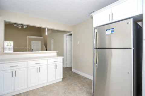 Villa ou maison à louer à Hialeah, Floride: 3 chambres, 132.39 m2 № 1965156 - photo 9