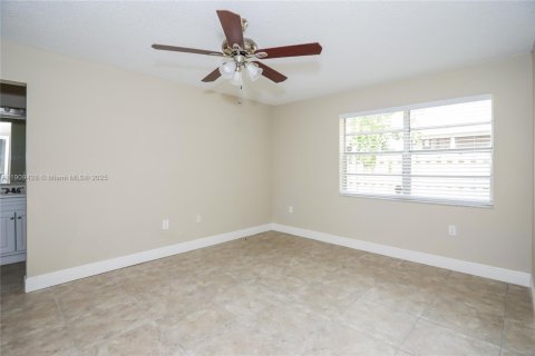 Villa ou maison à louer à Hialeah, Floride: 3 chambres, 132.39 m2 № 1965156 - photo 10