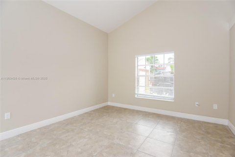 Villa ou maison à louer à Hialeah, Floride: 3 chambres, 132.39 m2 № 1965156 - photo 5