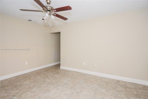 Villa ou maison à louer à Hialeah, Floride: 3 chambres, 132.39 m2 № 1965156 - photo 11