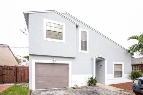 Villa ou maison à louer à Hialeah, Floride: 3 chambres, 132.39 m2 № 1965156 - photo 2