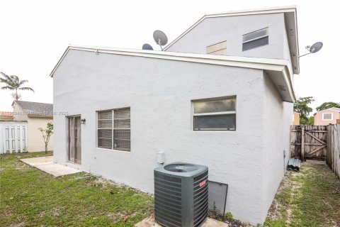 Villa ou maison à louer à Hialeah, Floride: 3 chambres, 132.39 m2 № 1965156 - photo 17