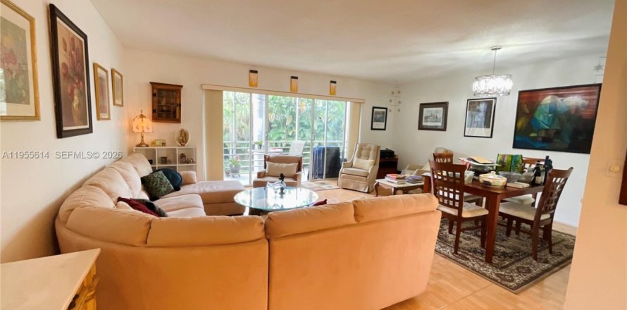 Кондоминиум с 2 спальнями в Халландейл-Бич, Флорида № 2009953