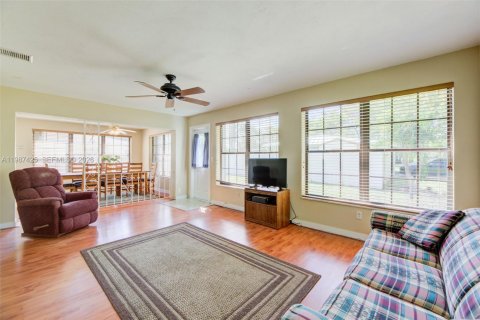 Casa en venta en Hollywood, Florida, 3 dormitorios, 151.15 m2 № 2047818 - foto 15