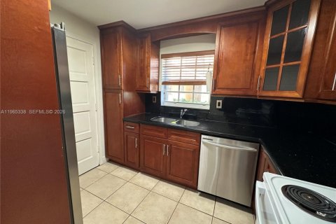 Condo in Miami, Florida, 2 bedrooms  № 2027005 - photo 7