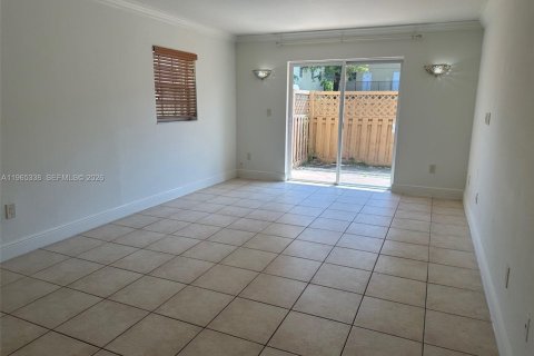 Condo in Miami, Florida, 2 bedrooms  № 2027005 - photo 2