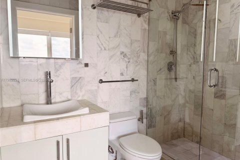 House in Miami, Florida 1 bedroom, 87.33 sq.m. № 2029496 - photo 15