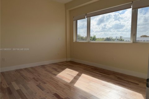 House in Miami, Florida 1 bedroom, 87.33 sq.m. № 2029496 - photo 13
