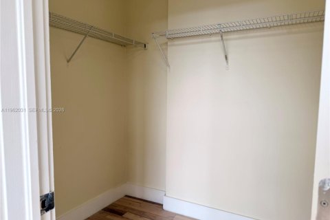 House in Miami, Florida 1 bedroom, 87.33 sq.m. № 2029496 - photo 16