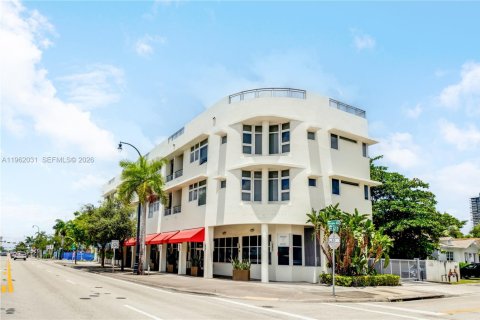 House in Miami, Florida 1 bedroom, 87.33 sq.m. № 2029496 - photo 6