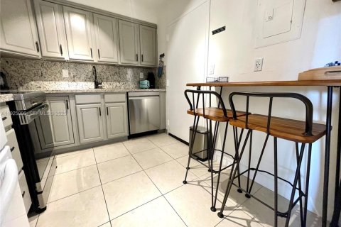 Condominio en alquiler en Bay Harbor Islands, Florida, 2 dormitorios, 120.77 m2 № 2059682 - foto 13