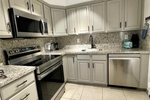 Condominio en alquiler en Bay Harbor Islands, Florida, 2 dormitorios, 120.77 m2 № 2059682 - foto 12